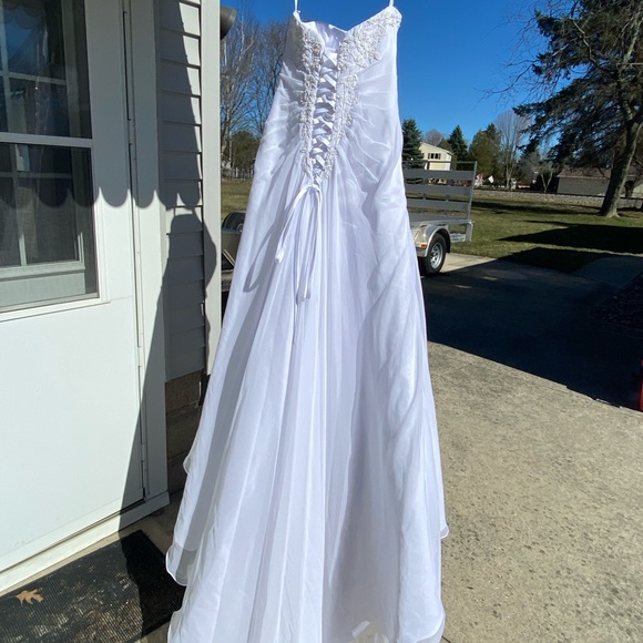David’s Bridal Wedding Dress - Picture 10 of 11